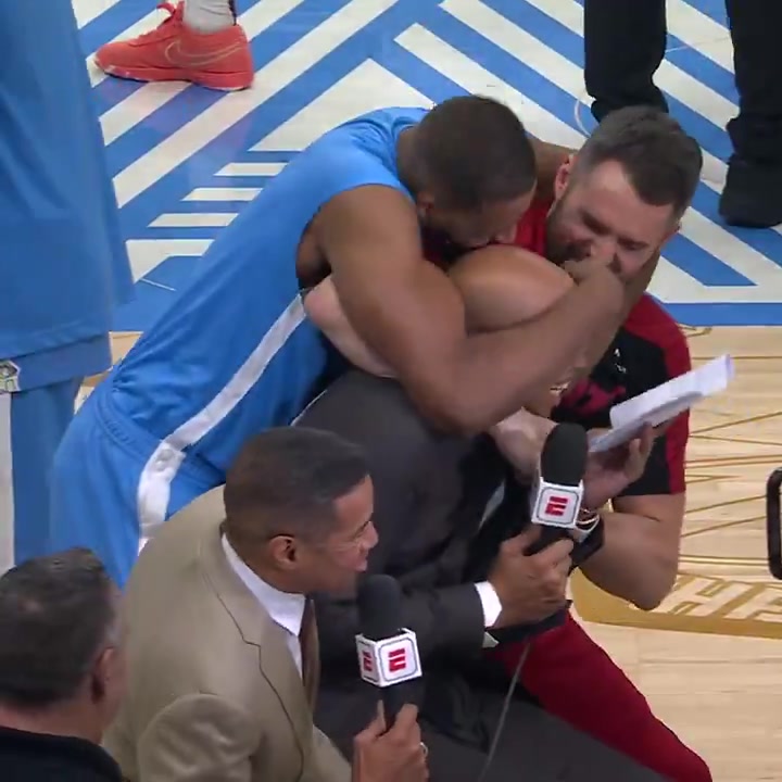 16年冠军队友?TT&乐福逮着杰弗森的光头一顿“揍” 赛前上强度