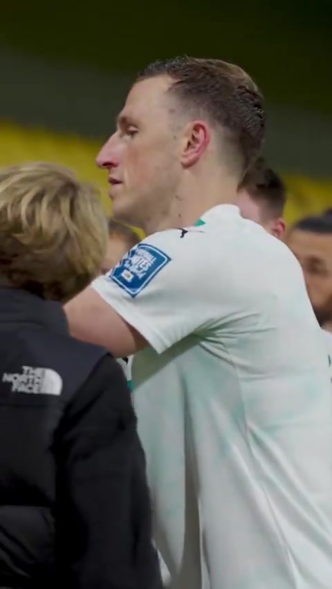 新西兰前锋克里斯-伍德受到欢迎，耐心给小球迷签名