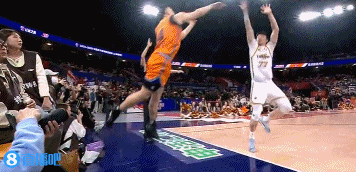 惊出冷汗?上海0.5秒发球跨越全场找到洛夫顿 空接转身绝杀偏出