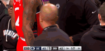 触目惊心！小卡手臂被划出一道长长的血痕 去场边及时止血处理