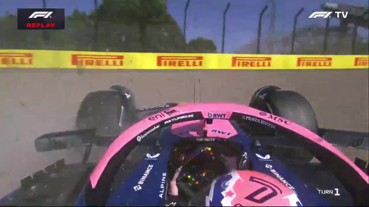 ??吓人！杜汉1号弯撞上护墙，时速160英里/小时