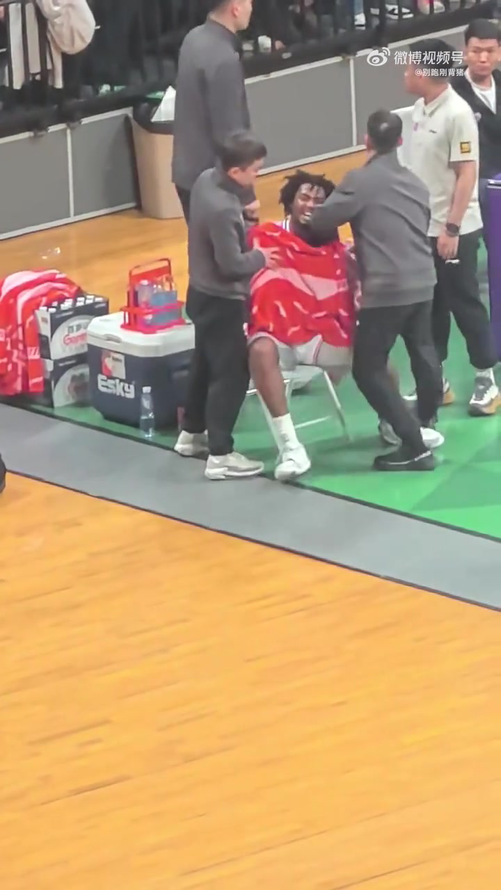 真硬汉啊?新疆外援黑根斯疑似肩膀脱臼 场边临时接上再次登场