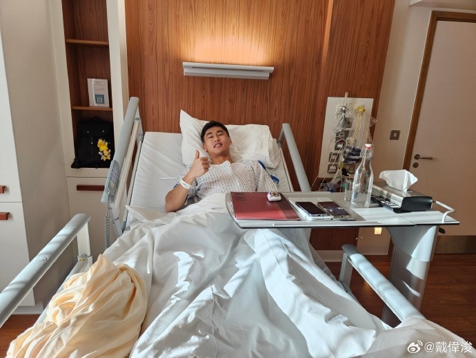 申花官方:戴伟浚完成十字韧带重建手术,在英国进行第一阶段康复