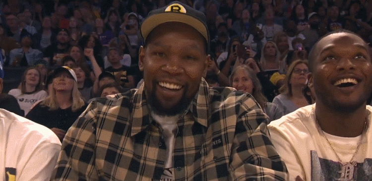 啊哦?杜兰特三天内连续两次观战洛杉矶火花的女篮比赛