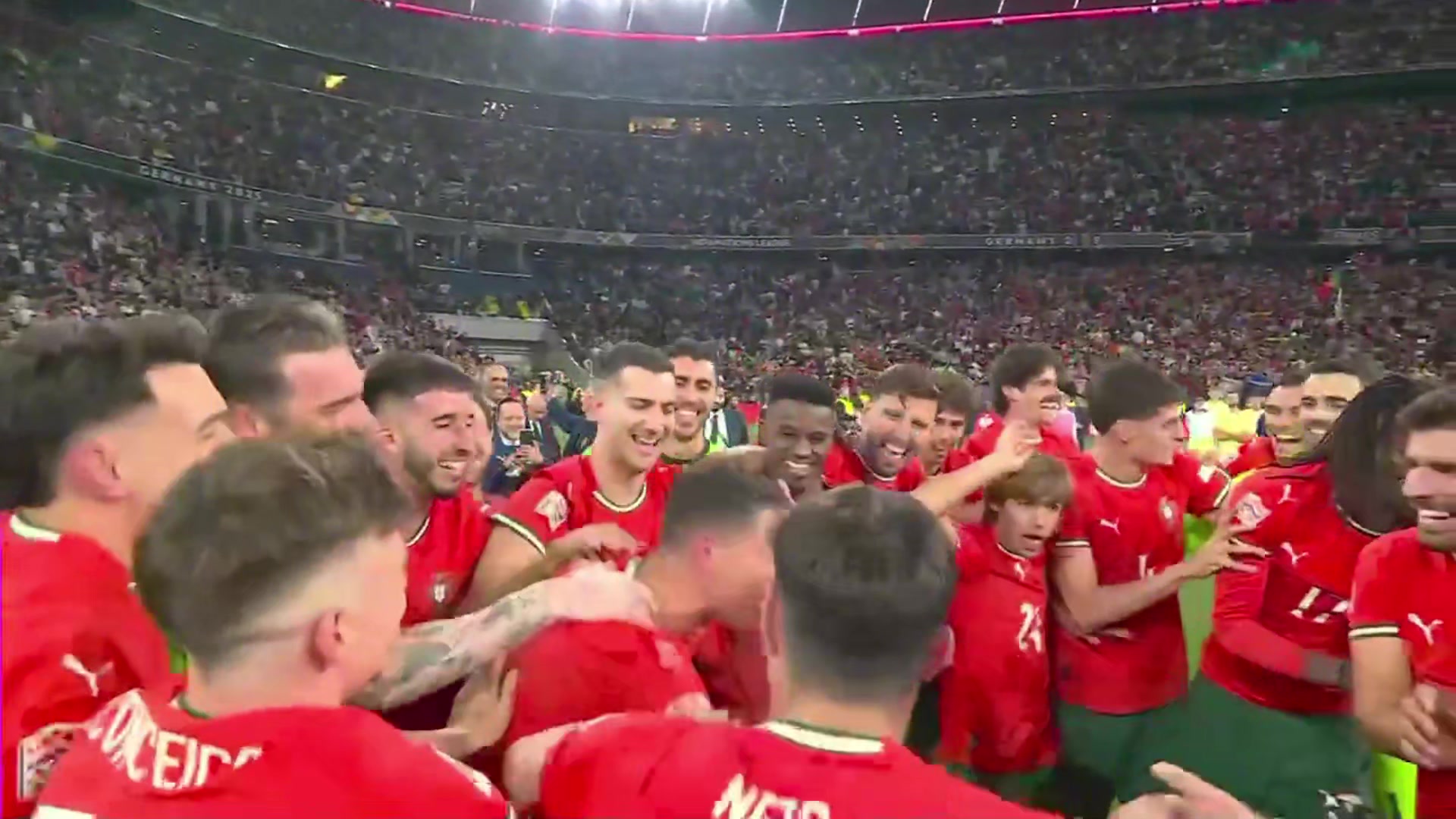 队魂！赛后葡萄牙球员们簇拥着C罗，拍着C罗的头开心庆祝