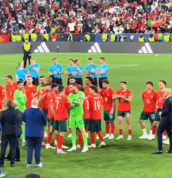 队魂!赛后葡萄牙球员们簇拥着C罗,拍着C罗的头开心庆祝